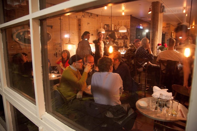 Multitud sentada en Snaps Bistro Bar en Islandia